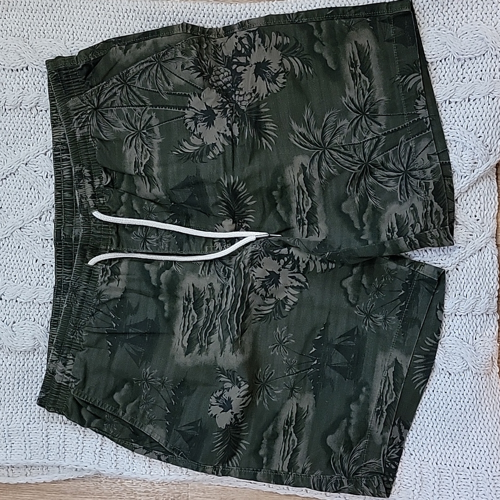 Mens shorts size L tropical print